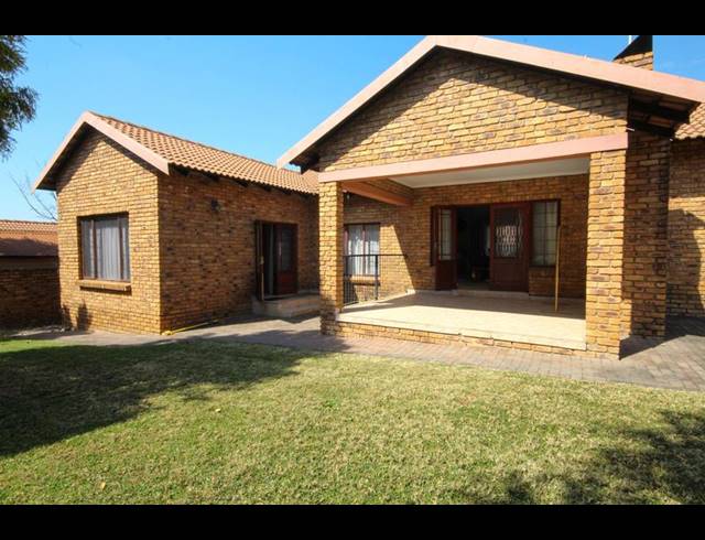 3 BEDROOM TOWNHOUSE FOR SALE IN THATCHFIELD